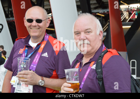 Zwei männliche Spiele-Hersteller bei der London 2012 Olympischen Eröffnungsfeier - Bier Stockfoto