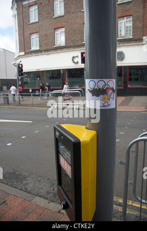 Anti-Olympia-Aufkleber in Tunbridge Wells. Einige Leute gegen kommerzielle Aspekte der Spiele Stockfoto