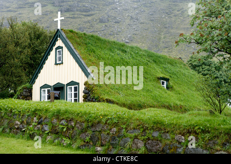 Hofskirkja Rasen überdacht 1884 erbaute Kirche.  Hof-Süd-Island Stockfoto