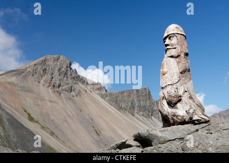 Skulptur aus Holz ein Wikinger. An der Unterseite des Bildes Mount Vestrahorn nahe Stokknes Hofn, Island. Stockfoto