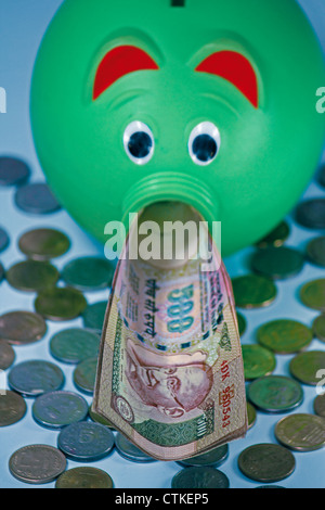 Indische Rupien mit ein Sparschwein, Konzept Stockfoto
