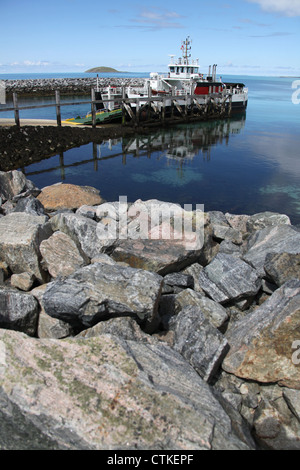 Isle of Eriskay, Schottland. Die MV Loch Alainn (Barra Eriskay Calmac Ferry) festgemacht an Ceann eine "Ghàraidh auf Eriskay. Stockfoto