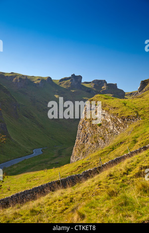 Nachschlagen von Winnats Pass in der Nähe von Castleton im Peak District Nationalpark Derbyshire England UK Stockfoto