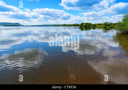 Blick vom Ufer des Loch Leven (Loch Lìobhann) in Perth und Kinross Schottland. Stockfoto