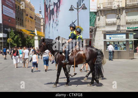 Polizistin auf dem Pferderücken in Puerta del Sol, Madrid, Spanien Stockfoto