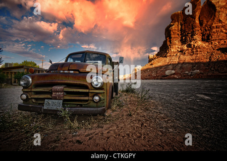 alte rostige Auto an der US 163 zum Monument Valley in Bluff, utah Stockfoto