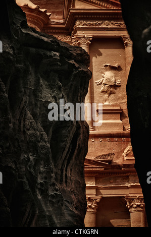 der erste Blick auf den Fiskus in den Siq Petra, Jordanien Stockfoto