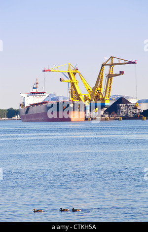 Schwarze Kohle verladen auf Schiff Stockfoto