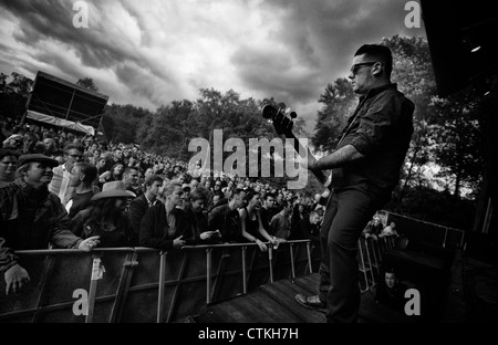 Bassist von fünfzig Fuß Combo vor großem Publikum beim festival Stockfoto