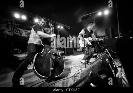 Rockabilly-Band Voodoo Swing spielen ein Konzert Stockfoto