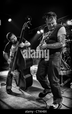 Rockabilly-Band Voodoo Swing spielen ein Konzert Stockfoto