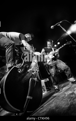 Rockabilly-Band Voodoo Swing spielen ein Konzert Stockfoto