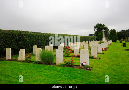 Eine Ansicht des Krieges Gräber Plot und Grabsteine für Service-Personal am Scottow Friedhof, Norfolk, England, Vereinigtes Königreich. Stockfoto