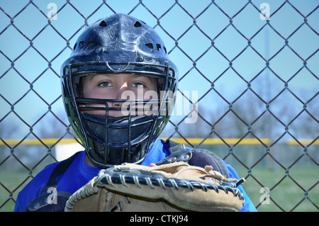 Nahaufnahme Foto von einem jungen Baseball-Catcher tragen Maske und chestguard Stockfoto