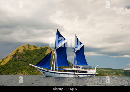 Ein 108 Fuß traditionellen hölzernen Phinisi Schoner, "Ombak Putih", hier Segeln im Komodo National Park im Osten Indonesiens. Stockfoto