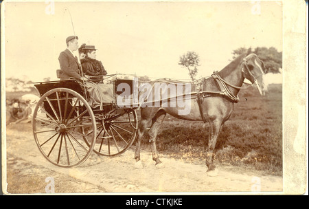 Kabinettfoto von Auftritt mit zwei Fahrgästen auf einer Landstraße um 1895 Stockfoto