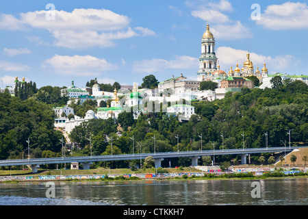 Riverside Blick auf Höhlenkloster von Kiew, Kiew, Ukraine Stockfoto