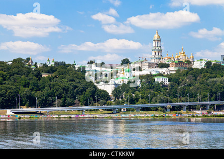 Riverside Blick auf Höhlenkloster von Kiew, Kiew, Ukraine Stockfoto