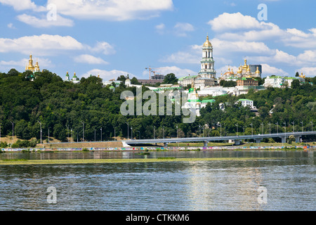 Riverside Blick auf Höhlenkloster von Kiew, Kiew, Ukraine Stockfoto