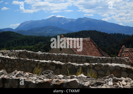 Blick auf Berge von Rasnov Zitadelle in Siebenbürgen, Rumänien Stockfoto