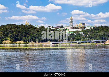 Riverside Blick auf Höhlenkloster von Kiew, Kiew, Ukraine Stockfoto