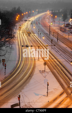 Lichtspuren Autos an einer belebten Kreuzung in Helsinki, Finnland Stockfoto