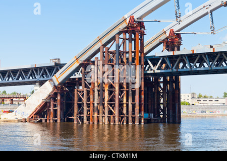 Metall Pier von Podilsko-Voskresenskyi-Brücke am Dnepr in Kiew, Ukraine Stockfoto