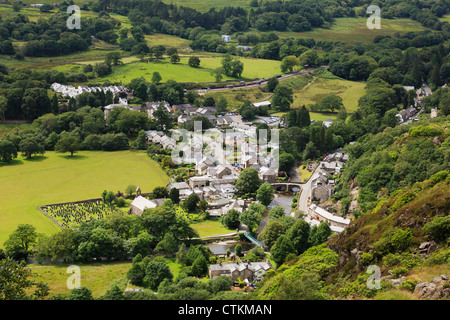 Hohen Draufsicht aus Mynydd Sygun Beddgelert Dorf im Tal des Flusses in Snowdonia National Park Gwynedd North Wales UK Großbritannien Stockfoto