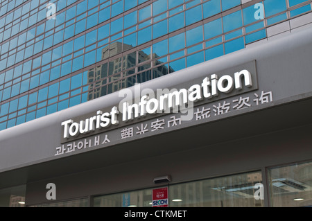 Touristische Hinweisschilder (geschrieben in Englisch, Koreanisch, Japanisch, Chinesisch), Seoul, Korea Stockfoto