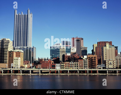 Die Innenstadt von Pittsburgh Skyline auf Monongahela River, Pennsylvania, USA Stockfoto