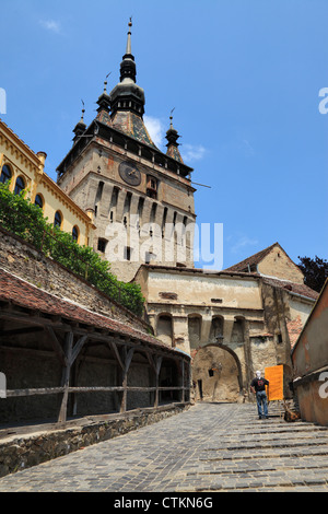 Künstler malen auf einer Staffelei unter dem Uhrturm in der mittelalterlichen Stadt Sighisoara, Rumänien Stockfoto