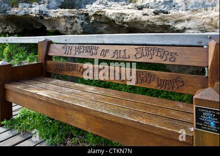 Ein Denkmal Sitzbank bei Surfers Point in Margaret River in Western Australia. Stockfoto