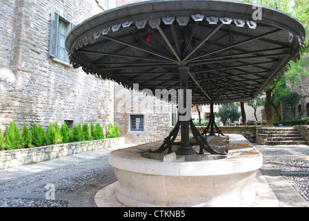 Alten Waschplatz an einem kleinen Platz, Bergamo, Lombardei, Italien Stockfoto