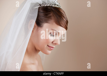 Eine junge Braut mit ihren Augen geschlossen, seitliche Ansicht