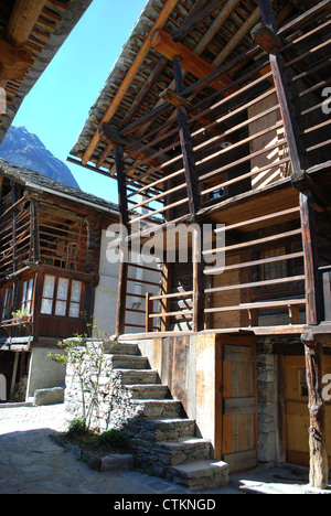 Typische Teilveranstaltungen Holzchalet auf Alpen Berge, Alagna Dorf, Piemont, Italien Stockfoto