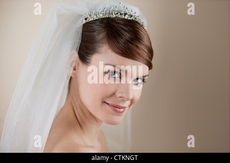 Eine junge Braut trägt ein Diadem und Schleier, Lächeln Stockfoto