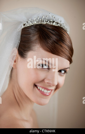 Eine junge Braut trägt ein Diadem und Schleier, Lächeln Stockfoto