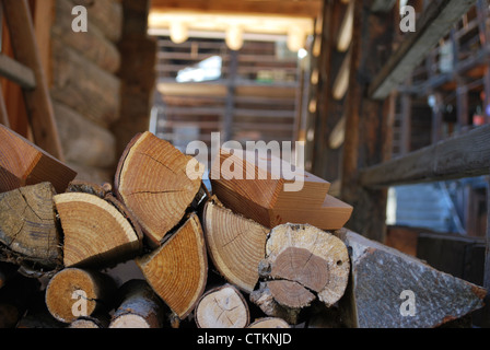 Protokolle von Brennholz und typische Teilveranstaltungen Holzchalet auf Alpen Berge, Alagna Dorf, Piemont, Italien Stockfoto