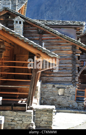Typische Teilveranstaltungen Holzchalet auf Alpen Berge, Alagna Dorf, Piemont, Italien Stockfoto