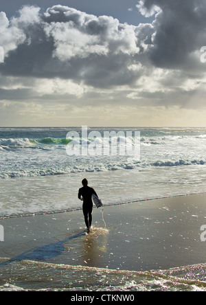 Ein Surfer mit seinem Surfbrett am Margaret River ins Meer Stockfoto