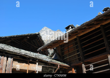 Typische Teilveranstaltungen Holzchalet auf Alpen Berge, Alagna Dorf, Piemont, Italien Stockfoto