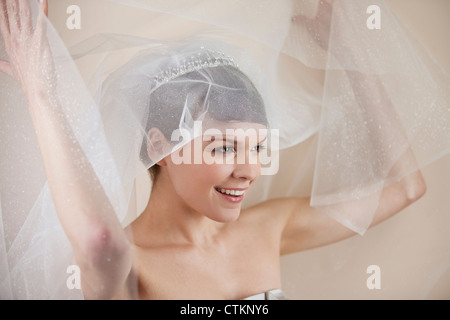 Eine junge Braut ihren Schleier, Lächeln Stockfoto