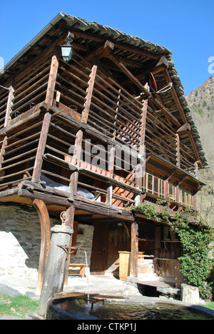 Typische Teilveranstaltungen Holzchalet auf Alpen Berge, Alagna Dorf, Piemont, Italien Stockfoto
