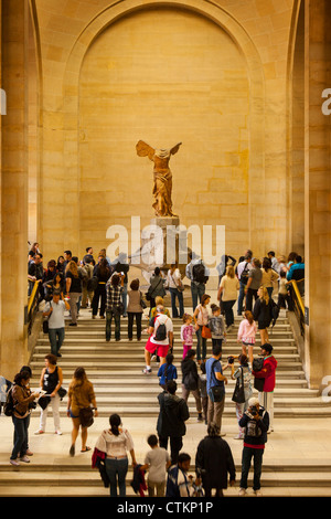 Touristen scharen sich um Statue von Winged Victory "Victoire de Samothraki" in das Musée du Louvre, Paris Frankreich Stockfoto