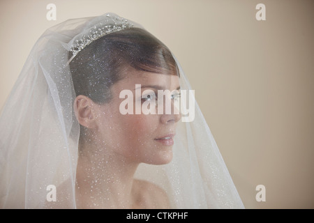 Eine junge Braut trägt ein Diadem und Schleier mit einer Träne läuft über ihr Gesicht Stockfoto