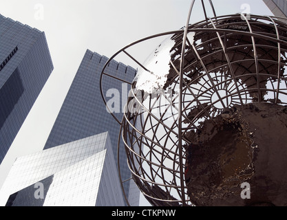 Das Time Warner Center am Columbus Circle in New York City mit dem Brandell Globus im Vordergrund. Stockfoto