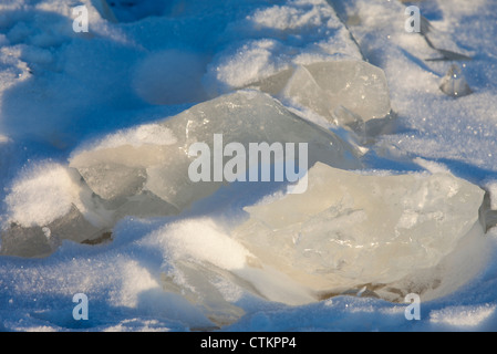 Nahaufnahme von kleinen Eisblöcken im Winter, Finnland Stockfoto