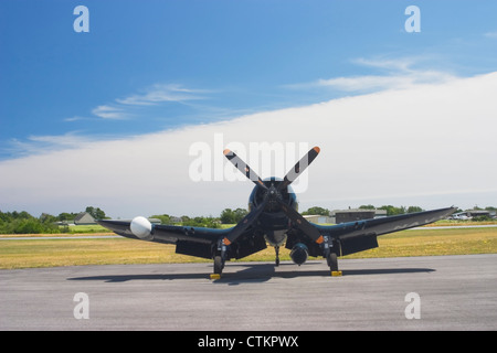 Vought F4U Corsair Jagdflugzeug auf der Piste. Stockfoto