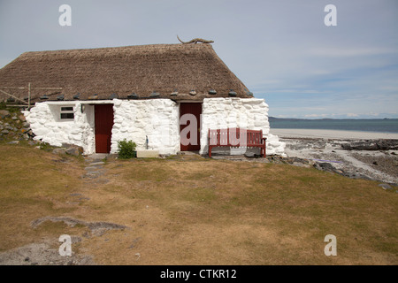 Insel von Berneray, Schottland. Die strohgedeckten Hostel-Hütte befindet sich auf der Ost-Küste von Berneray. Stockfoto