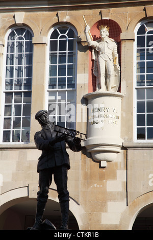 Statuen von Charles Rolls und Henry Vth außerhalb Shire Hall Monmouth Wales UK Stockfoto